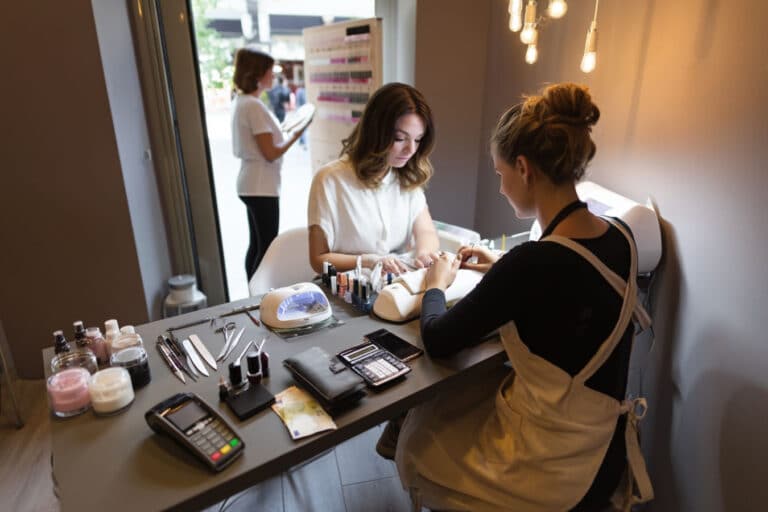 combien gagne un prothésiste ongulaire